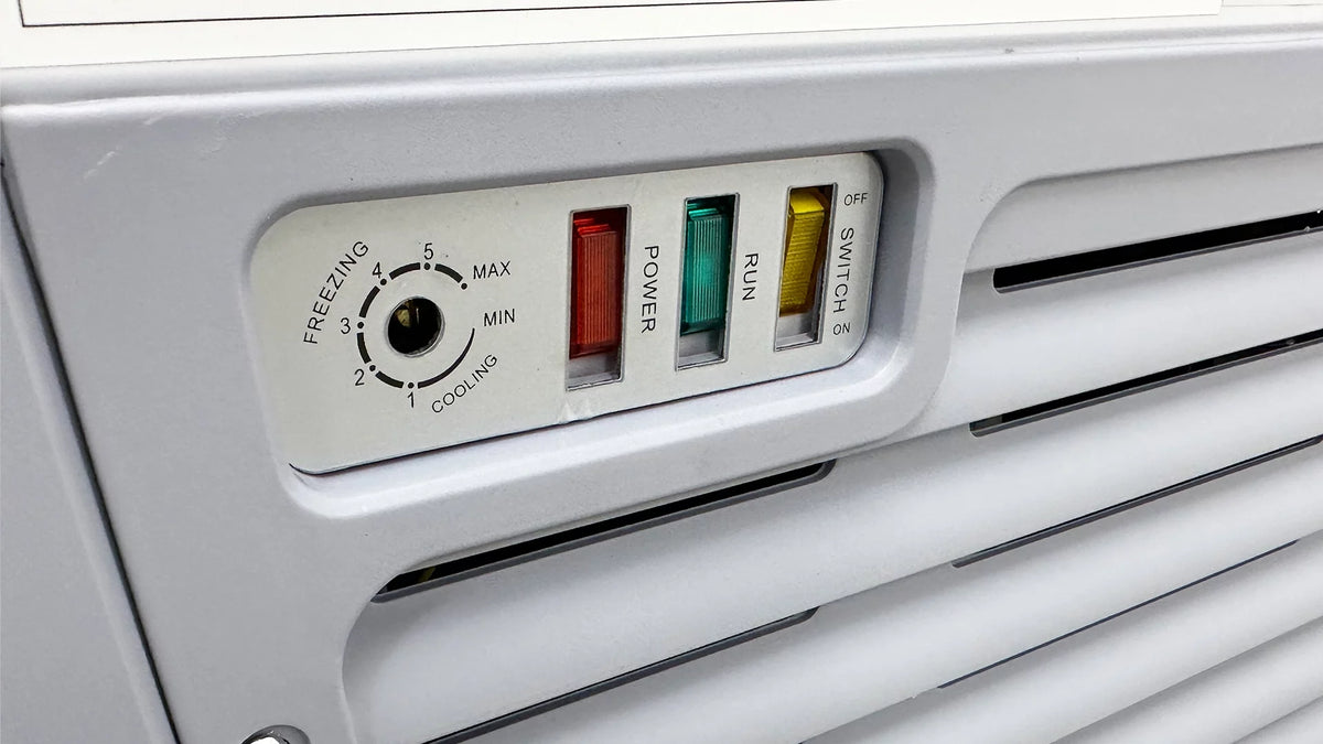 White Curved Glass Top Display Chest Freezer C81320